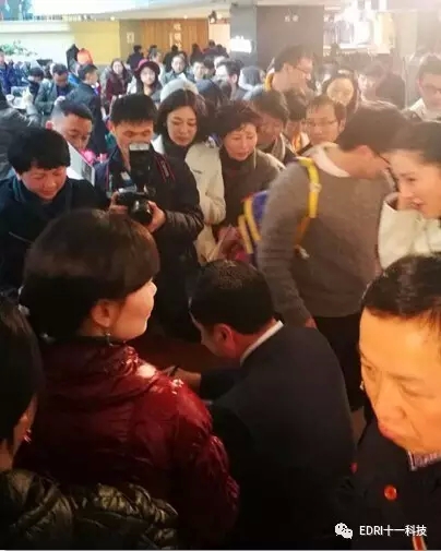 15-讀者排隊等候簽名，把趙振元圍得水泄不通.webp.jpg