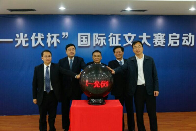 7-趙振元與樊惠林（中）、史建偉（右二）、談得勝（右一）及余才志一起啟動光伏杯散文詩大賽.jpg