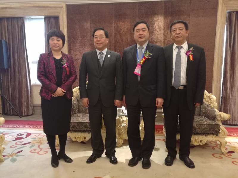 9-趙振元與袁三軍（右一）、孫淑芳（左一）、李中航（左二）親切合影.jpg
